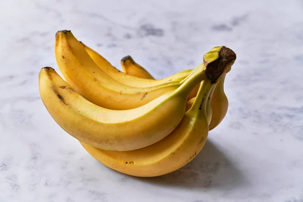 Ein Bündel Bananen Auf Einem Marmortisch — Stockfoto