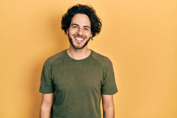 Hombre Hispano Guapo Vistiendo Camiseta Verde Casual Con Una Sonrisa — Foto de Stock