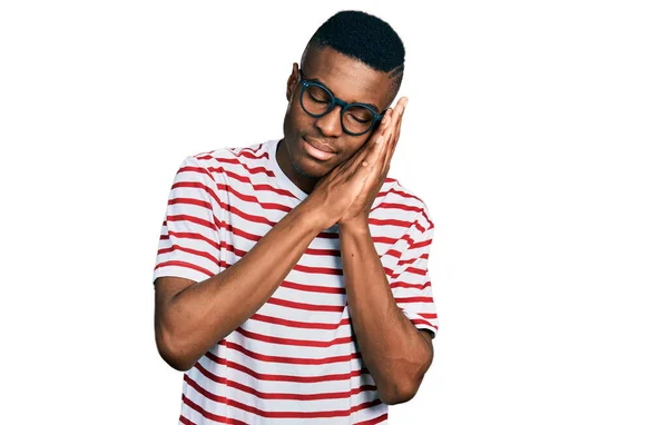 Afro Amerikalı Genç Bir Adam Günlük Tişört Gözlük Takıyor Uyur — Stok fotoğraf