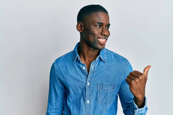 Fiatal Afro Amerikai Férfi Alkalmi Ruhát Visel Mutatva Hüvelykujját Fel — Stock Fotó