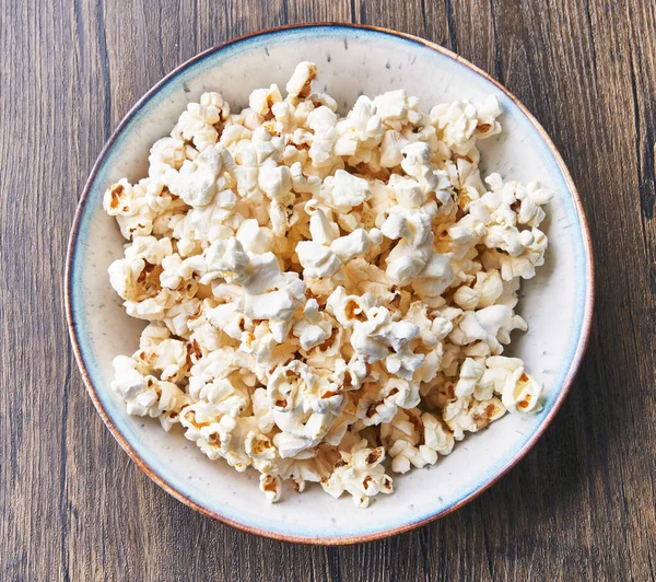 Ciotola Popcorn Salati Una Superficie Legno — Foto Stock