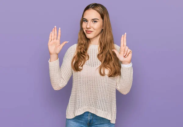 Junge Blonde Frau Lässiger Kleidung Zeigt Mit Finger Nummer Acht — Stockfoto