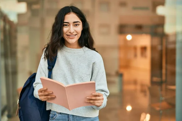 Joven Estudiante Oriente Medio Sonriendo Libro Lectura Feliz Ciudad —  Fotos de Stock