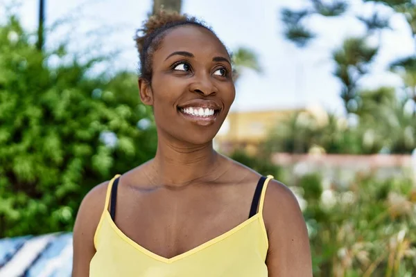 Young African American Woman Smiling Happy Summer Day — Stock Photo, Image