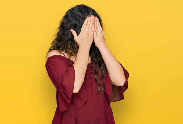 Junges Hispanisches Mädchen Lässiger Kleidung Mit Traurigem Gesichtsausdruck Das Gesicht — Stockfoto