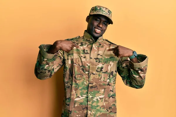 Fiatal Afro Amerikai Férfi Katonai Egyenruhát Visel Magabiztosan Néz Mosollyal — Stock Fotó