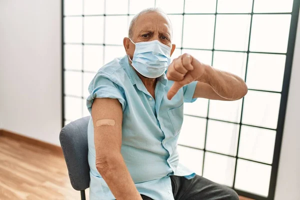 Olgun Spanyol Bir Adam Gri Saçlı Kızgın Yüzüyle Aşı Oluyor — Stok fotoğraf