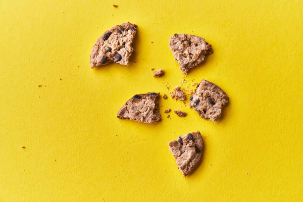 Köstliche Gebrochene Schokoladenkekse Auf Gelbem Hintergrund — Stockfoto