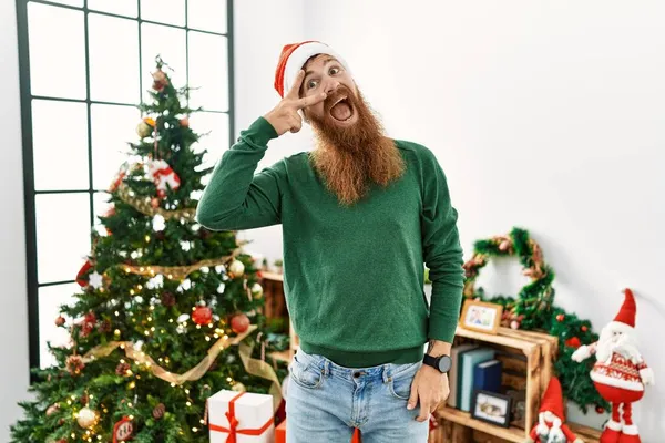 Pelirrojo Con Barba Larga Usando Sombrero Navidad Por Árbol Navidad —  Fotos de Stock