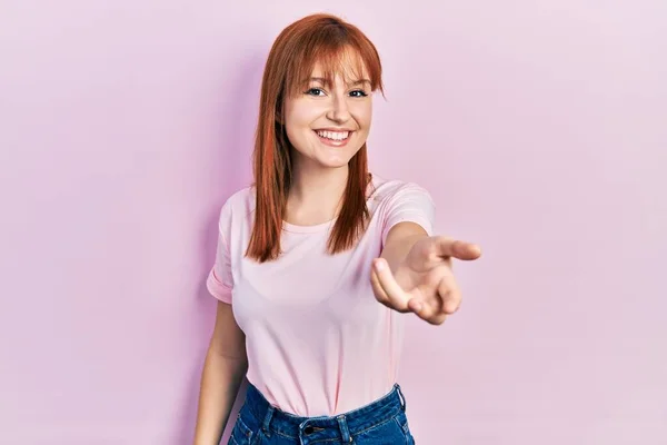 Kızıl Saçlı Pembe Tişört Giyen Genç Bir Kadın Dostça Gülümseyerek — Stok fotoğraf
