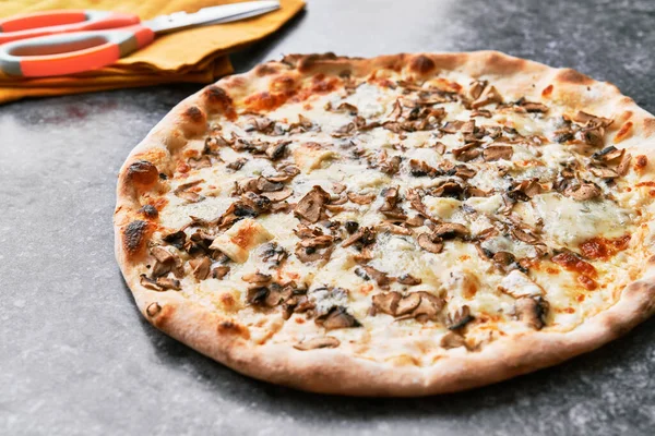 Delicioso Cogumelo Pizza Italiana Uma Superfície Concreto — Fotografia de Stock