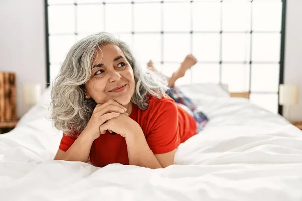 Mujer Pelo Gris Mediana Edad Sonriendo Feliz Acostada Cama Dormitorio — Foto de Stock