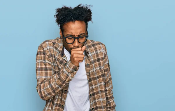 年轻的非洲裔美国男人 留着胡子 穿着休闲服 戴着眼镜 感觉身体不适 咳嗽是感冒或支气管炎的症状 保健概念 — 图库照片