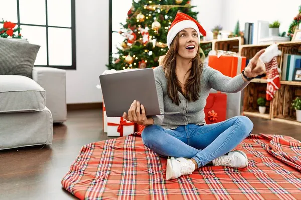 Jovem Mulher Latina Usando Laptop Sentado Árvore Natal Apontando Com — Fotografia de Stock