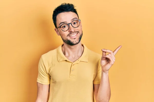 Ung Latinamerikan Man Bär Casual Kläder Och Glasögon Med Ett — Stockfoto