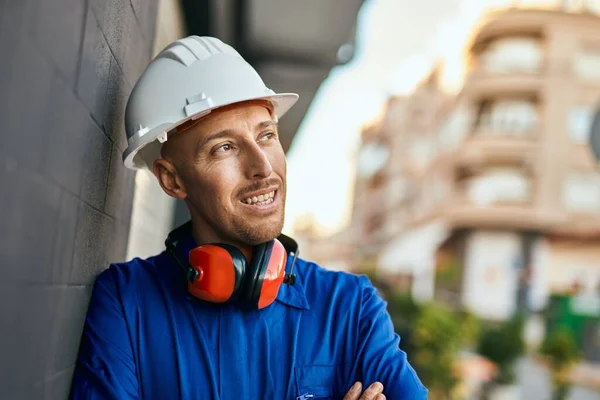 Giovane Operaio Caucasico Sorridente Felice Indossare Uniforme Alla Città — Foto Stock