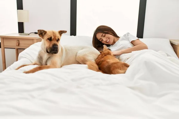 Ung Latinamerikansk Kvinna Leker Med Hundar Liggande Sängen Sovrummet — Stockfoto
