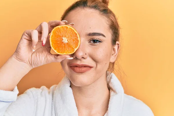 Giovane Donna Bionda Indossa Accappatoio Fresco Arancione Cercando Positivo Felice — Foto Stock