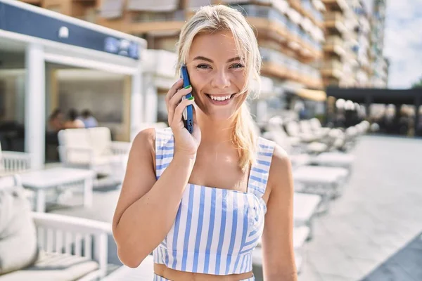 Jeune Fille Blonde Souriante Heureuse Parler Sur Smartphone Ville — Photo