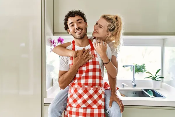 Jovem Casal Sorrindo Cozinha Feliz Cozinha — Fotografia de Stock