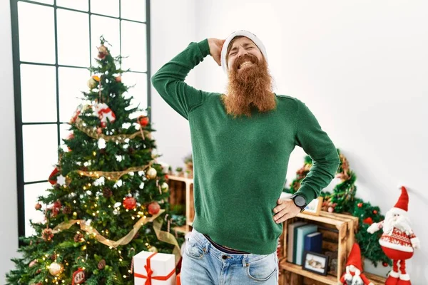 Pelirrojo Con Barba Larga Usando Sombrero Navidad Por Árbol Navidad — Foto de Stock