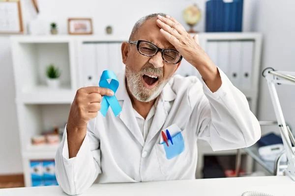 Rijpe Arts Man Met Blauw Lint Kliniek Gestrest Gefrustreerd Met — Stockfoto