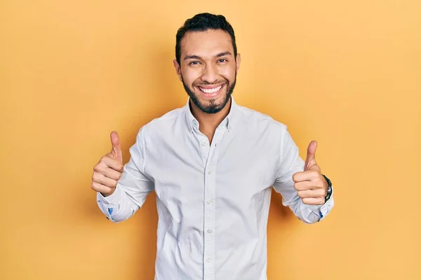 Homem Hispânico Com Barba Vestindo Sinal Sucesso Camisa Negócios Fazendo — Fotografia de Stock