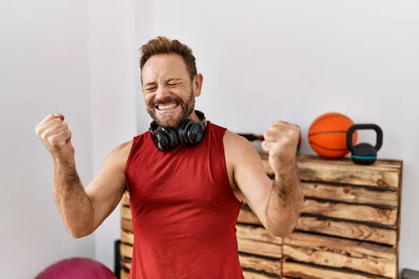Μεσήλικας Άνδρας Φορώντας Αθλητικά Ρούχα Και Ακουστικά Στο Γυμναστήριο Πολύ — Φωτογραφία Αρχείου