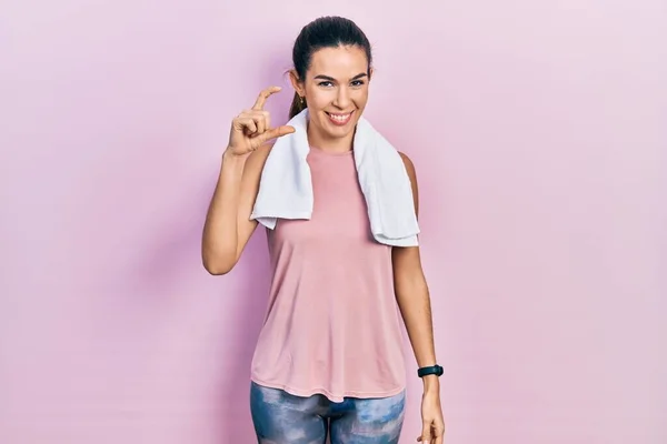 Spor Kıyafetleri Havlu Giymiş Genç Esmer Bir Kadın Gülümsüyor Hareketleriyle — Stok fotoğraf