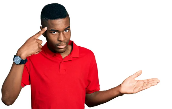 Jonge Afro Amerikaanse Man Draagt Casual Rood Shirt Verward Geïrriteerd — Stockfoto