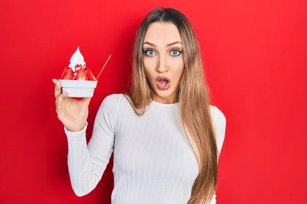 Jeune Fille Blonde Tenant Crème Glacée Effrayée Étonnée Avec Bouche — Photo