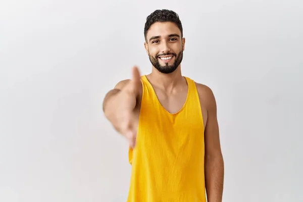 Jovem Homem Bonito Com Barba Sobre Fundo Isolado Sorrindo Amigável — Fotografia de Stock