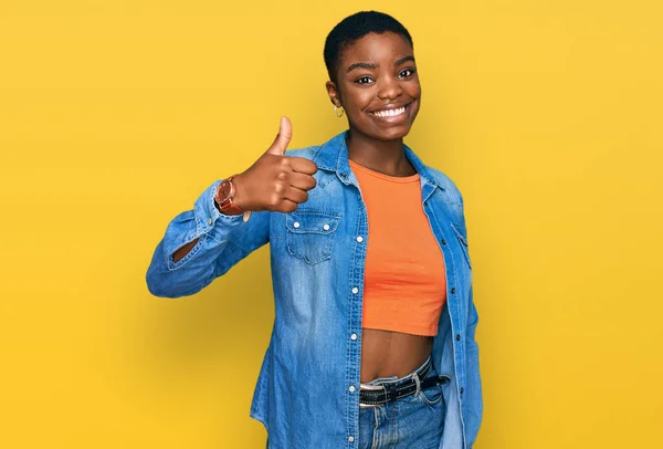 Νεαρή Αφροαμερικανή Που Φοράει Καθημερινά Ρούχα Και Κάνει Χαρούμενες Χειρονομίες — Φωτογραφία Αρχείου