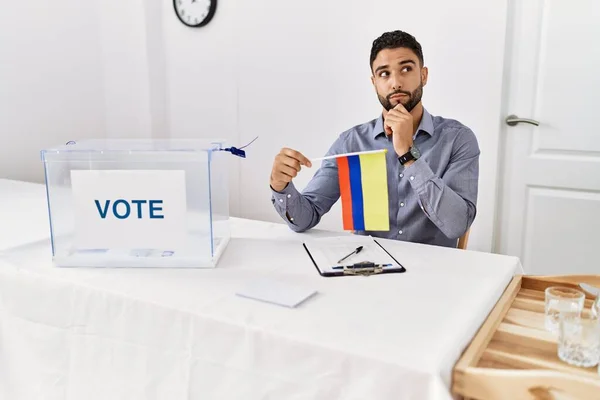 Jonge Knappe Man Met Baard Bij Politieke Campagne Verkiezing Met — Stockfoto