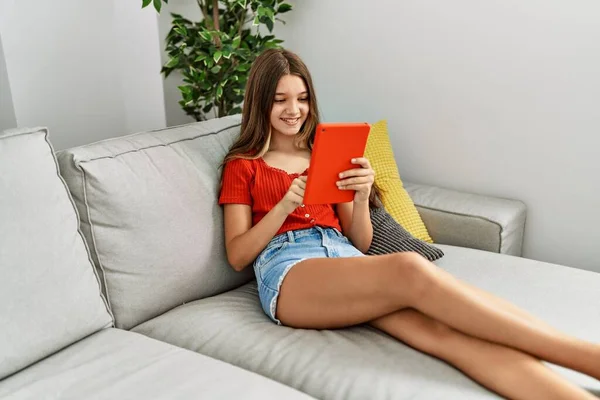 Roztomilé Dívka Usměvavé Sebevědomě Pomocí Touchpad Doma — Stock fotografie