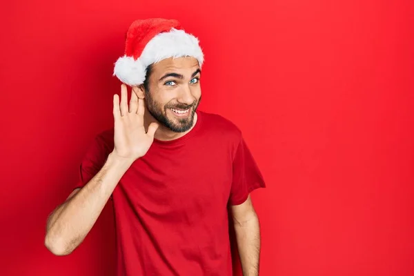 Νεαρός Ισπανός Που Φοράει Χριστουγεννιάτικο Καπέλο Χαμογελώντας Χέρι Πάνω Από — Φωτογραφία Αρχείου