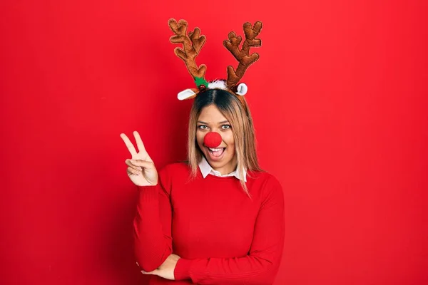 Beautiful Hispanic Woman Wearing Deer Christmas Hat Red Nose Smiling — Fotografia de Stock