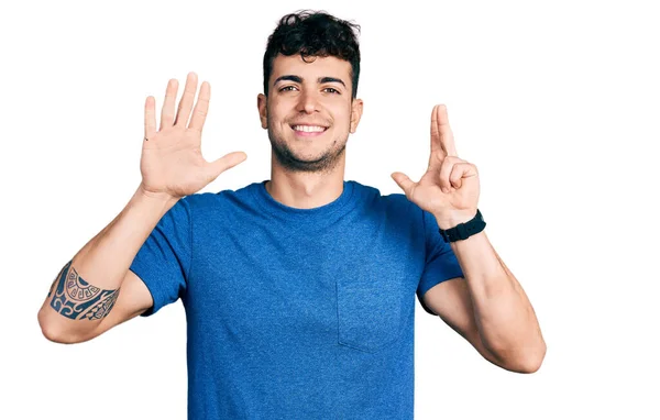 Gündelik Tişört Giyen Genç Spanyol Adam Sekiz Numarayı Gösterip Işaret — Stok fotoğraf