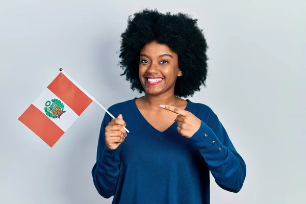 Jong Afrikaans Amerikaans Vrouw Houden Peru Vlag Lachend Gelukkig Wijzend — Stockfoto