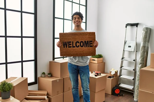 Jovem Hispânico Homem Sorrindo Feliz Segurando Capacho Boas Vindas Nova — Fotografia de Stock