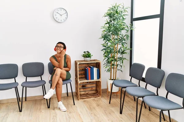 Jovem Hispânica Ouvindo Música Sentada Cadeira Sala Espera — Fotografia de Stock