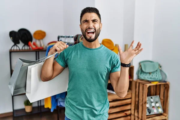 Jonge Knappe Man Met Baard Die Boodschappentassen Vasthoudt Winkel Gek — Stockfoto