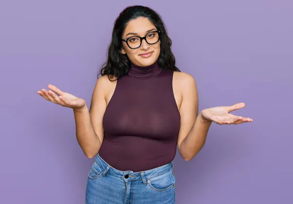 Mujer Joven Morena Con Ropa Casual Gafas Expresión Despistada Confusa — Foto de Stock