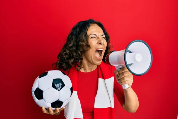 Mulher Hispânica Meia Idade Hooligan Gritando Através Megafone Apoiando Equipe — Fotografia de Stock