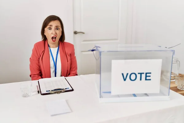 Vacker Medelålders Latinamerikansk Kvinna Vid Politiska Val Sitter Med Röstsedel — Stockfoto