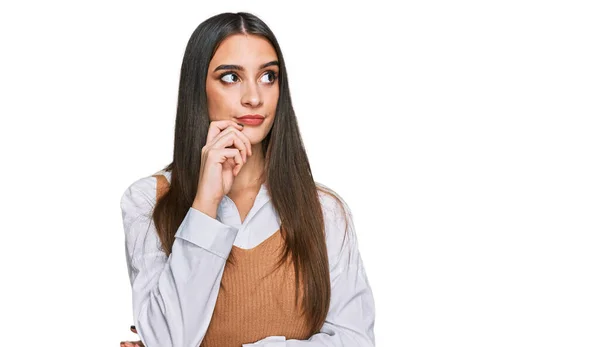 Jonge Mooie Vrouw Draagt Casual Wit Shirt Serieus Gezicht Denken — Stockfoto