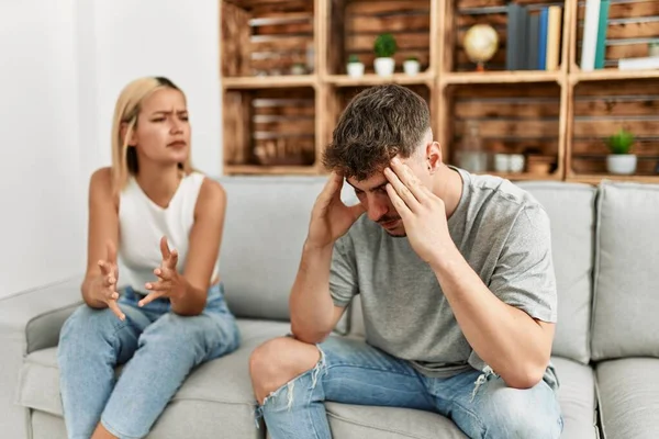 Jong Kaukasisch Paar Glimlachen Gelukkig Thuis — Stockfoto