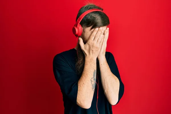 Homme Rousse Longue Barbe Écoutant Musique Aide Écouteurs Avec Une — Photo