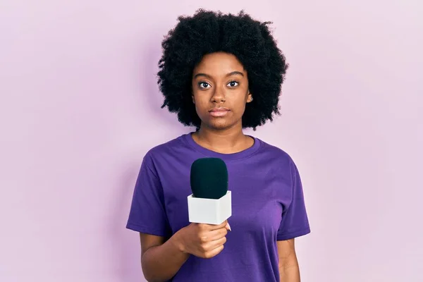 Ung Afrikansk Amerikansk Kvinna Håller Reporter Mikrofon Avslappnad Med Allvarliga — Stockfoto