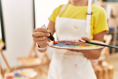 Resim stüdyosunda güzel bir kız resmi çiziyor.